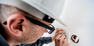 Ile zarabia elektryk samochodowy?